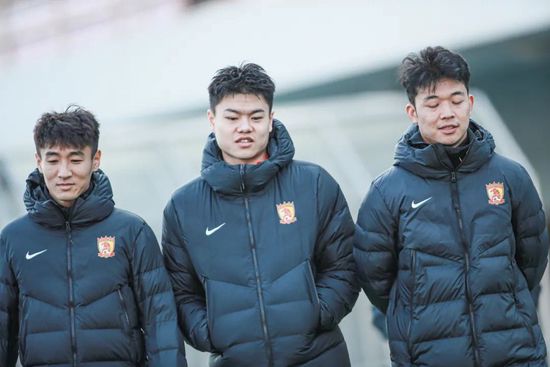 他的昂扬对准她湿润的入口视频