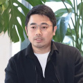 主人扒开女仆往里面灌水